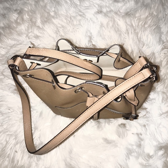 Michael Korse med leather bucket bag - Picture 3 of 3